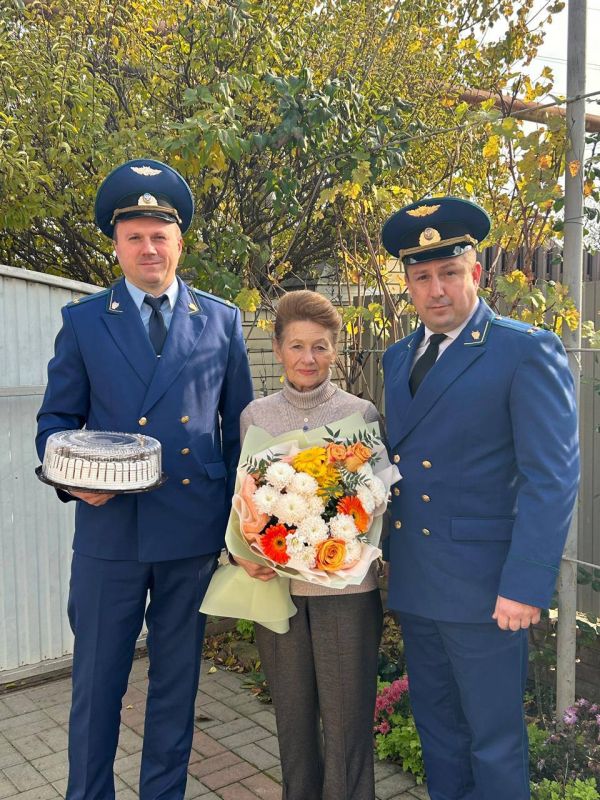 Работники прокуратуры Гулькевичского района поздравили с Днем рождения Кузьменко Надежду Дмитриевну