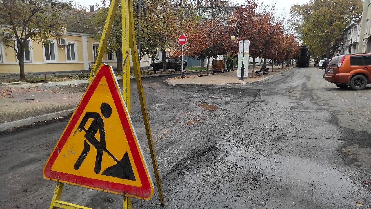 В Анапе продолжаются работы по обновлению улично-дорожной сети в связи с реализацией программы восстановления автомобильных дорог, повреждённых при ликвидации последствий ЧС, вызванной разливом нефтепродуктов в Керченском... В Анапе продолжаются работы по обновлению улично-дорожной сети в связи с реализацией программы восстановления автомобильных дорог, повреждённых при ликвидации последствий ЧС, вызванной разливом нефтепродуктов в Керченском...