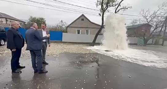 Андрей Кравченко: Выехал на место аварии на магистральном водоводе по улице Пограничной