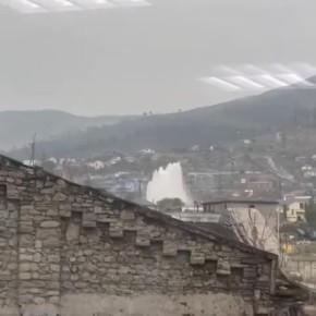 Огромная стена из воды появилась посреди улицы в Новороссийске: на магистральном водоводе случилась авария, на месте бригады Водоканала