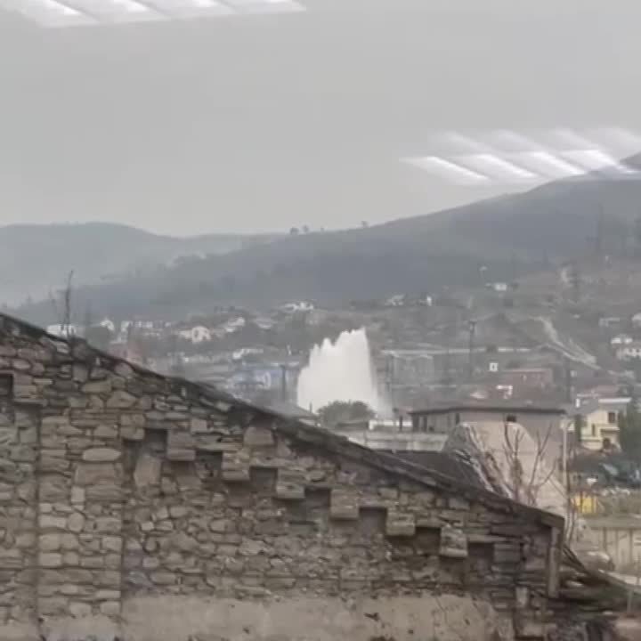 Огромная стена из воды появилась посреди улицы в Новороссийске: на магистральном водоводе случилась авария, на месте бригады Водоканала