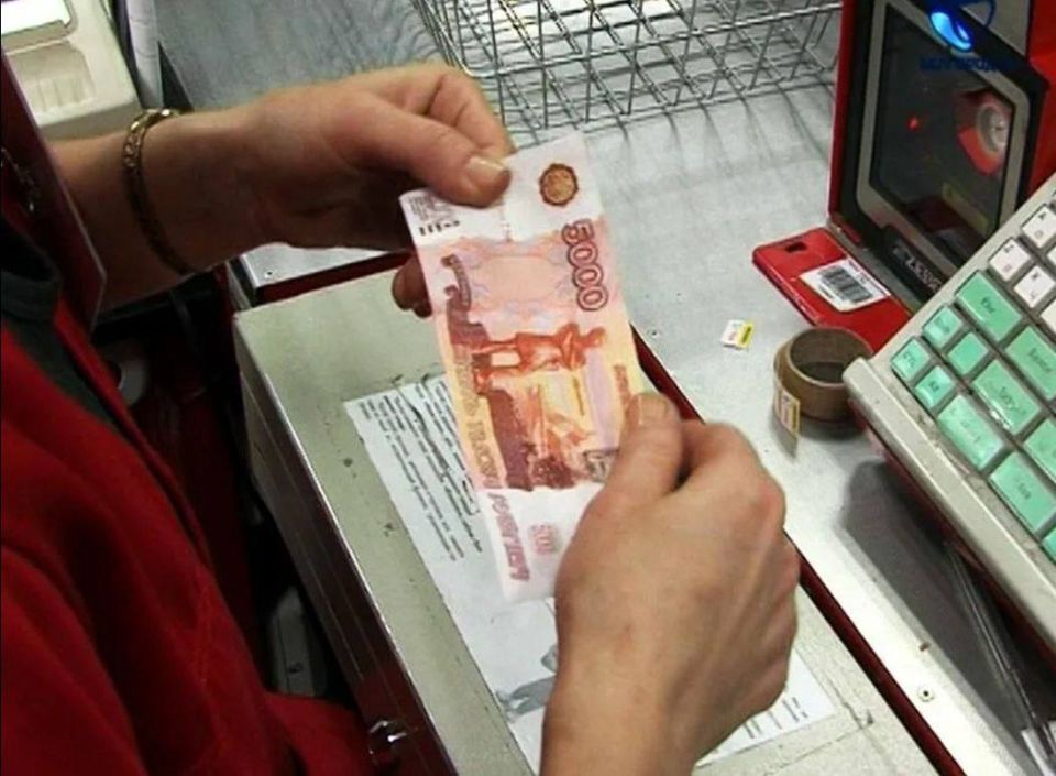 В Краснодаре полицейские задержали подозреваемую в сбыте поддельной пятитысячной купюры