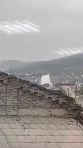 Мощный фонтан взмыл в небо из-за порыва водопровода в Новороссийске