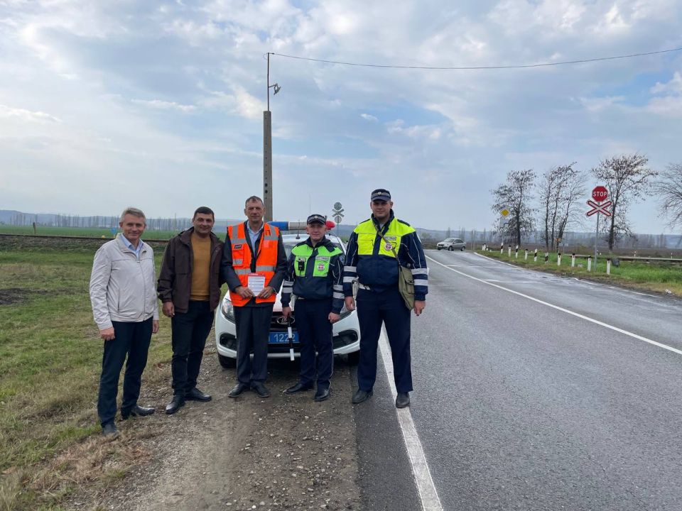 Автоинспекторы Мостовского района совместно с представителями филиала ОАО «РЖД» «Белореченская дистанция пути», сотрудниками администрации района и АО «Дорожно-эксплуатационное предприятие №115» провели профилактическую...