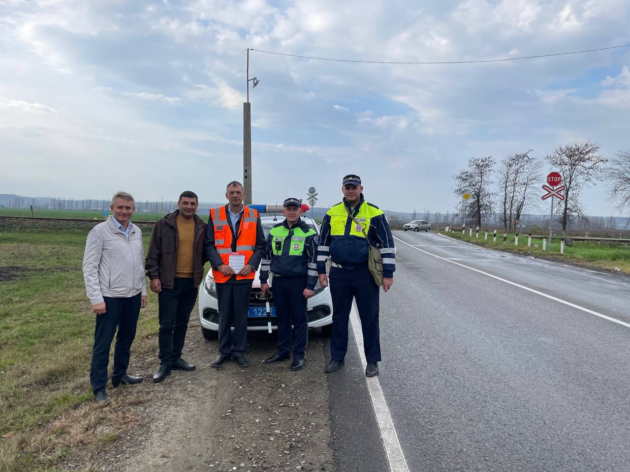 Автоинспекторы Мостовского района совместно с представителями филиала ОАО «РЖД» «Белореченская дистанция пути», сотрудниками администрации района и АО «Дорожно-эксплуатационное предприятие №115» провели профилактическую...