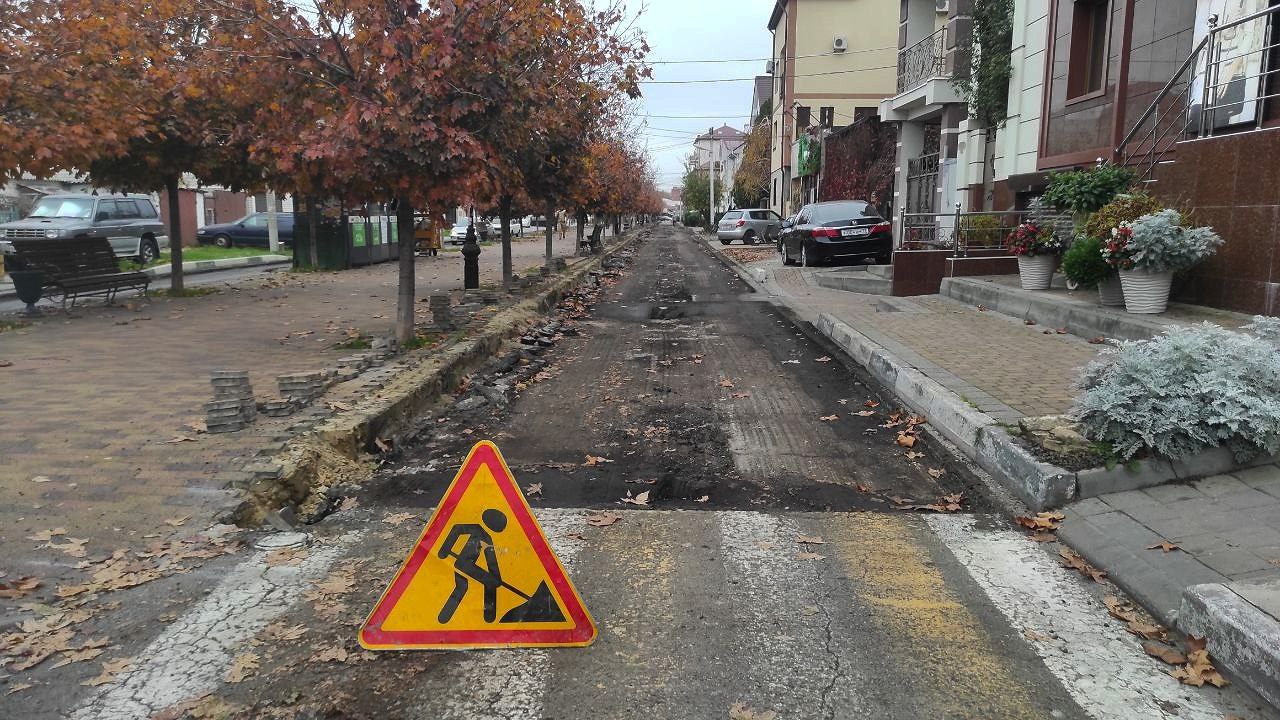 В Анапе продолжаются работы по обновлению улично-дорожной сети в связи с реализацией программы восстановления автомобильных дорог, повреждённых при ликвидации последствий ЧС, вызванной разливом нефтепродуктов в Керченском...