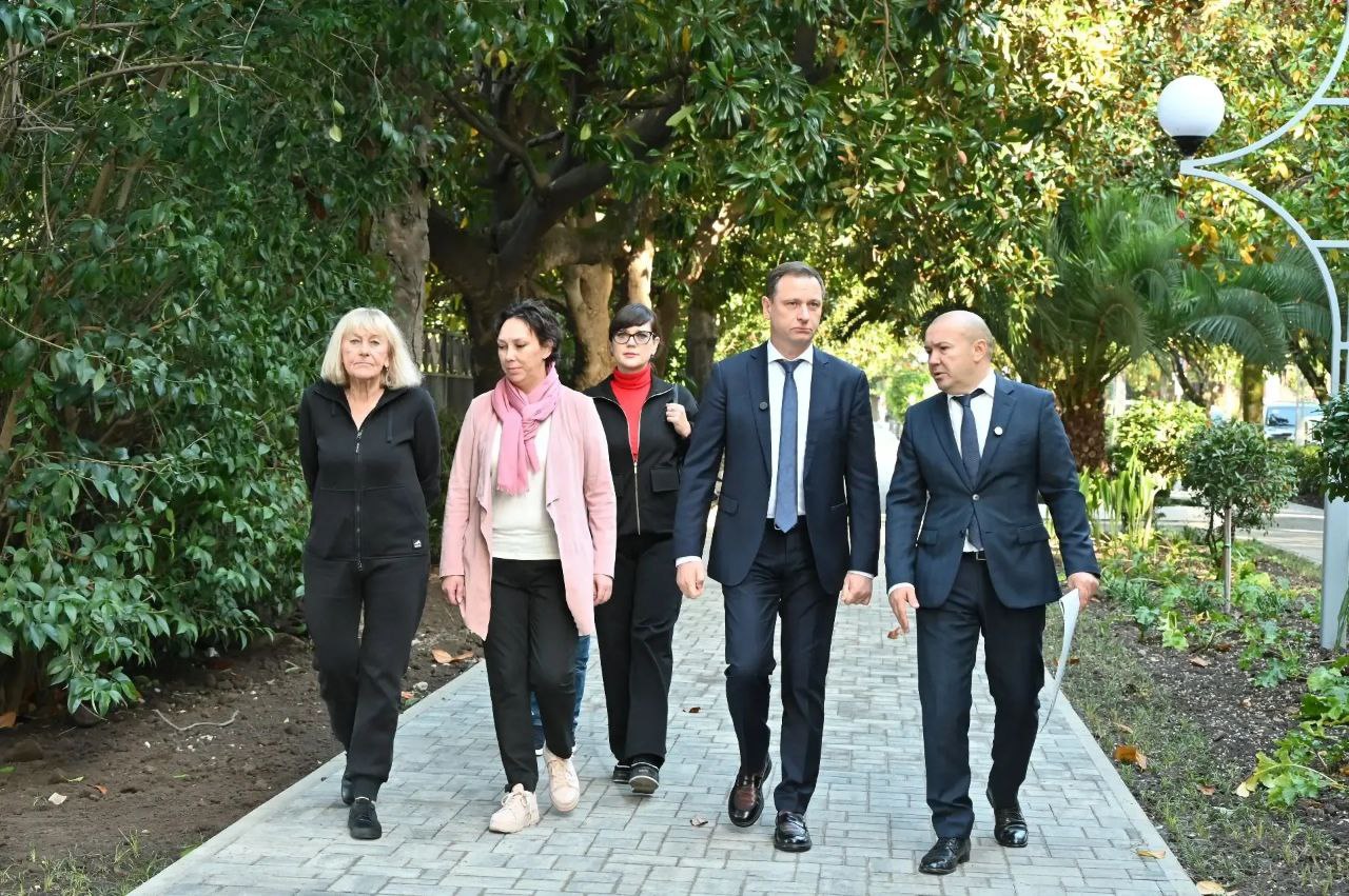 Глава Сочи Андрей Прошунин осмотрел новую благоустроенную зону отдыха в Адлерском районе