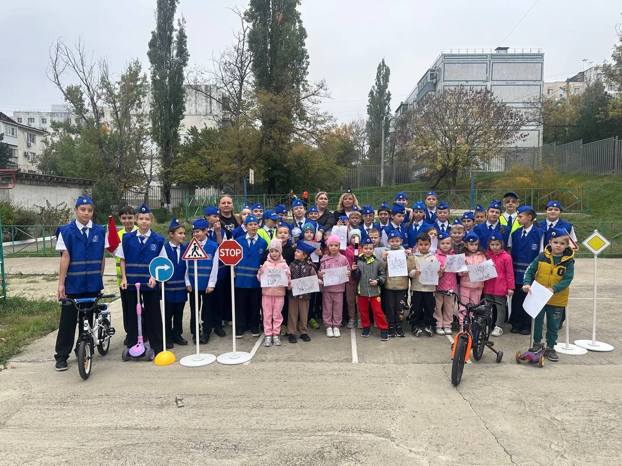 ЮИДовцы СОШ №12 г. Новороссийска совместно с начальником отделения по пропаганде БДД провели для воспитанников д/с №66 познавательно- развлекательную программу «Юные знатоки дорожной безопасности»