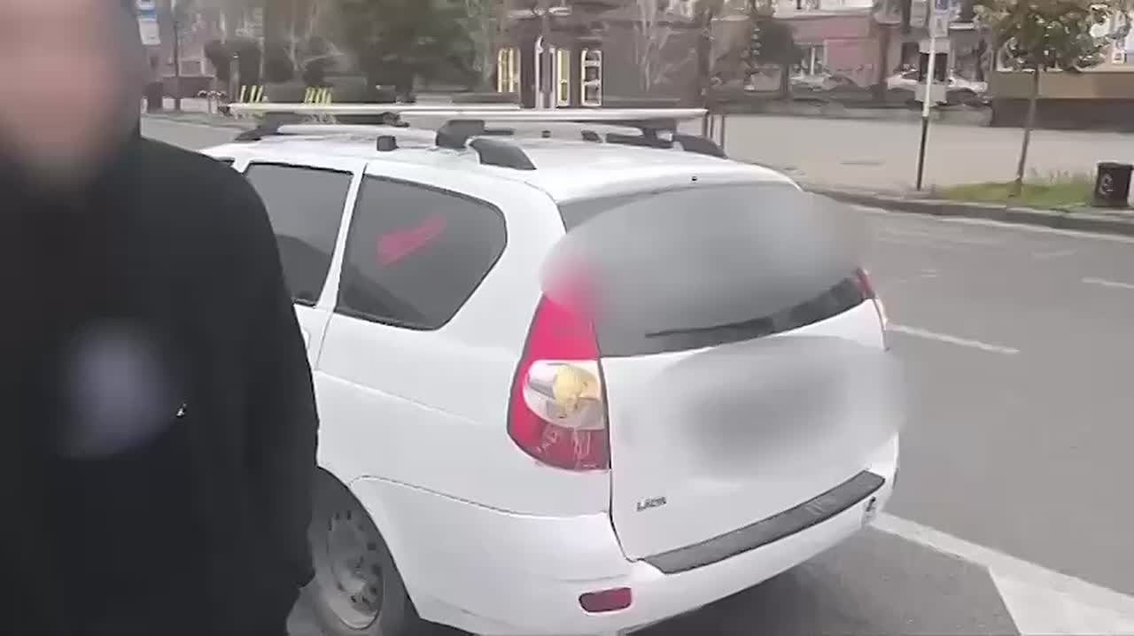 Бородатого мужика катали по Краснодару привязанным к крыше авто