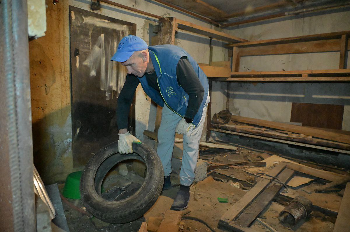 В Сочи продолжается плановая работа по очистке подвалов многоквартирных домов В Сочи продолжается плановая работа по очистке подвалов многоквартирных домов