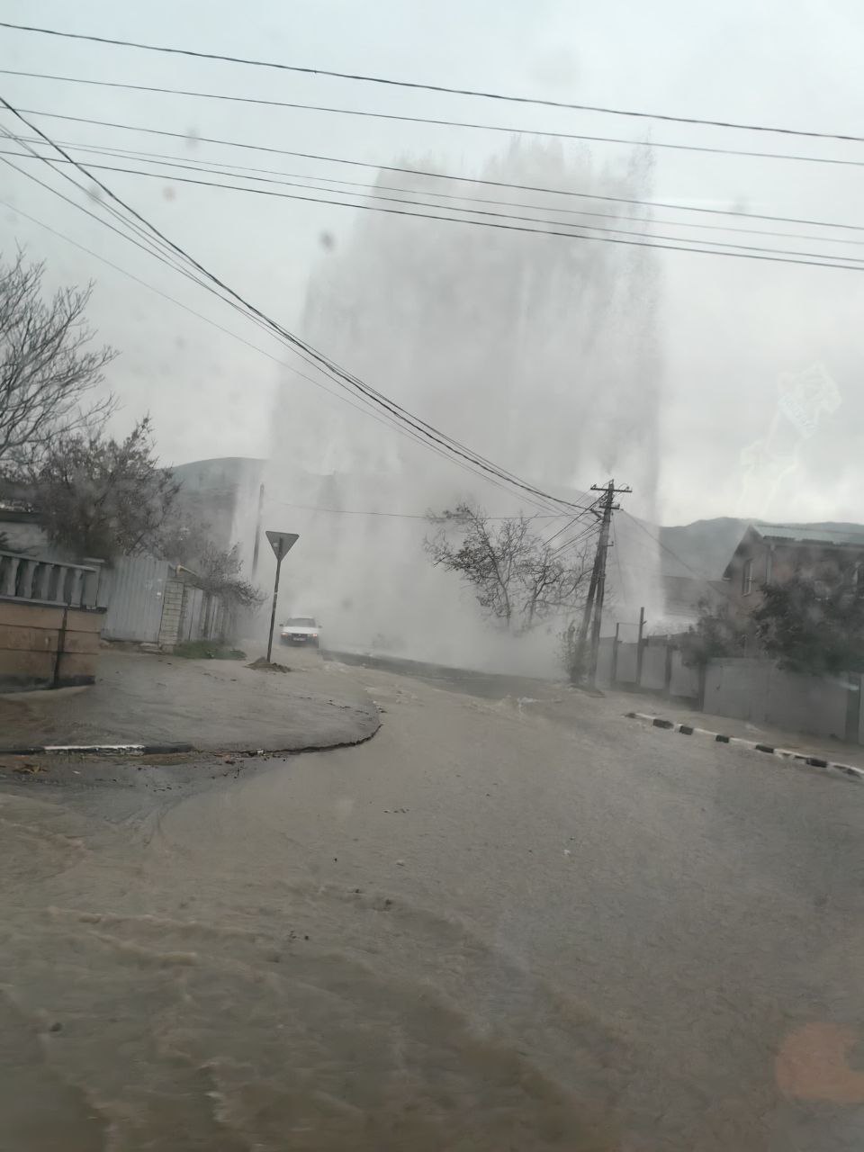 Огромный фонтан забил прямо посреди проезжей части одной из улиц Новороссийска Огромный фонтан забил прямо посреди проезжей части одной из улиц Новороссийска