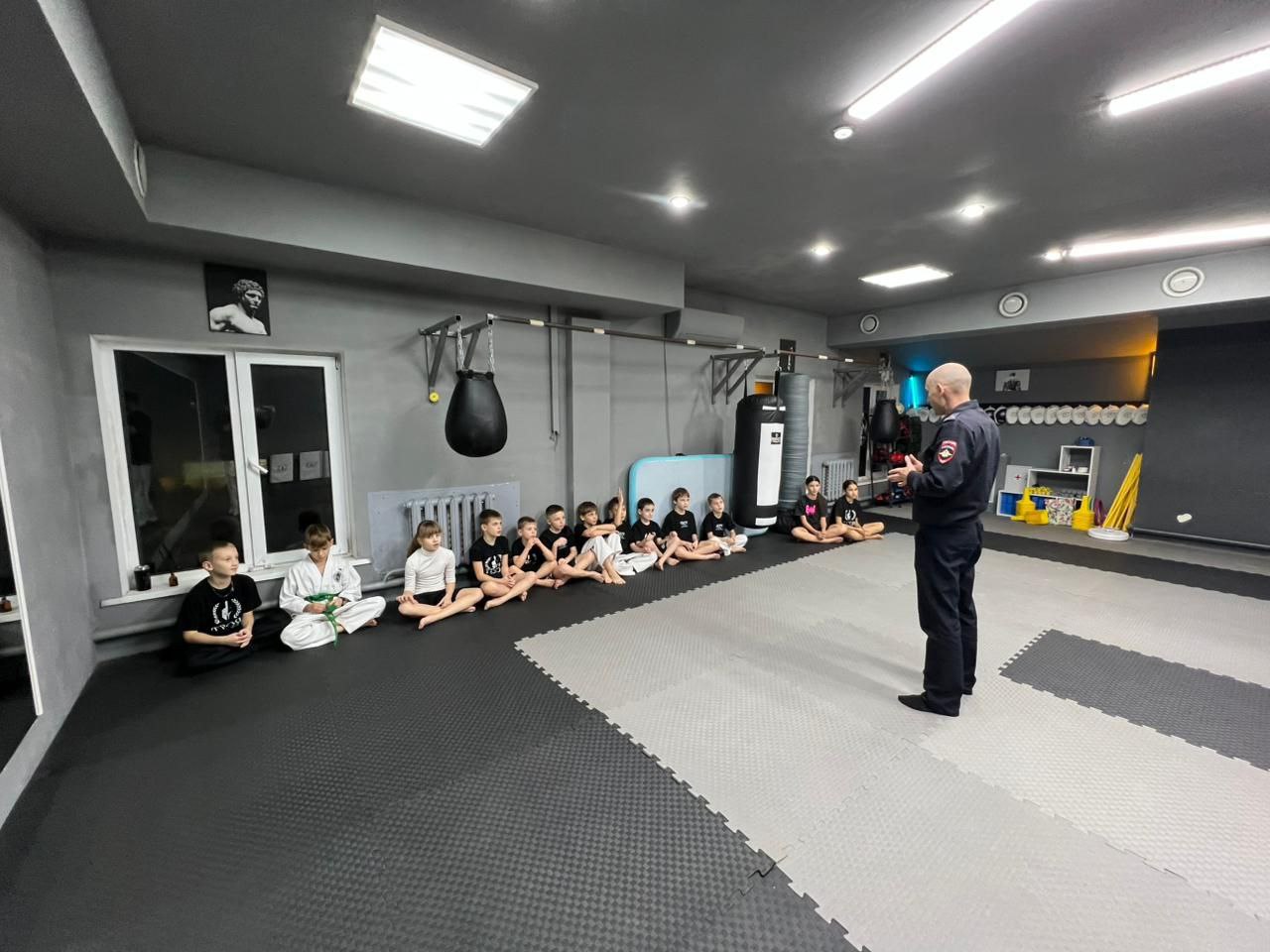 В г. Армавире сотрудники Госавтоинспекции провели для воспитанников клуба единоборств акцию «Стань ярче!» В г. Армавире сотрудники Госавтоинспекции провели для воспитанников клуба единоборств акцию «Стань ярче!»