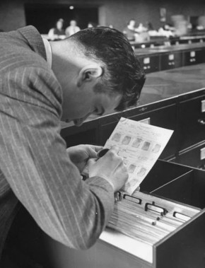 Огромная картотека отпечатков пальцев ФБР до перехода на электронную базу в рубрике #фактыополиции