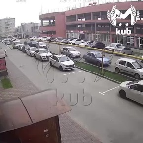 Краснодарец на "Джипе" протаранил автомобиль у дома на Комарова