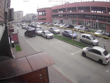 В Краснодаре мужчина на джипе протаранил припаркованный автомобиль на Комарова, 21 и успешно уехал с места ДТП