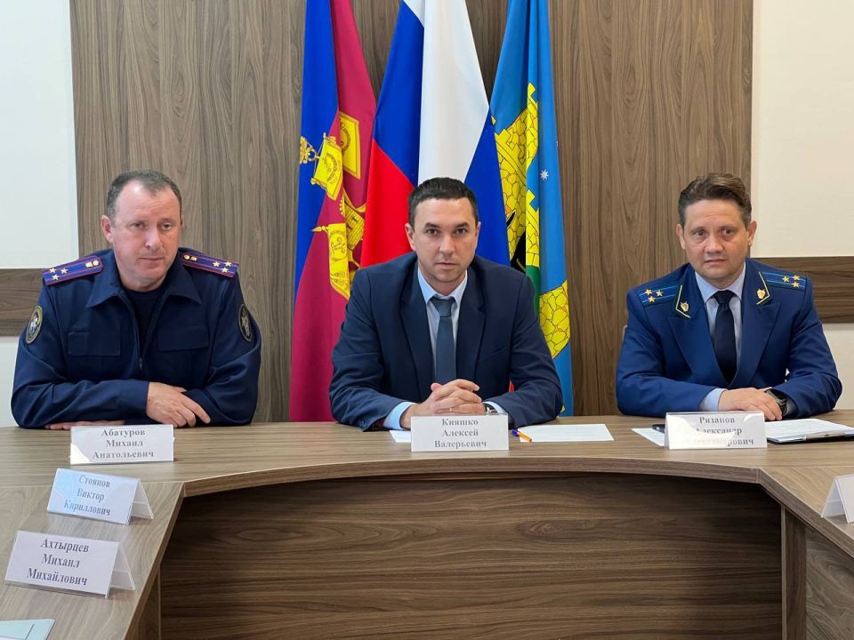 Прокуратурой Староминского района проведено расширенное совещание по вопросу соблюдения требований трудового законодательства, в части обеспечения надлежащей охраны труда и предотвращения производственного травматизма