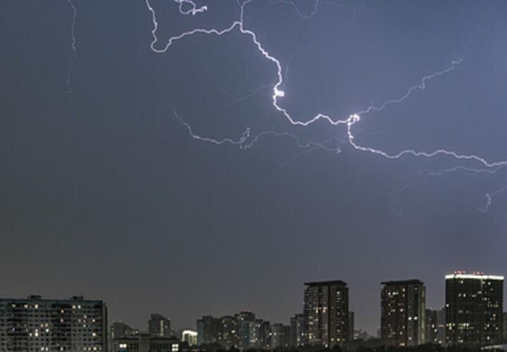 Минувшей ночью, в ночь на 13 ноября 2025 года, жители Сочи стали свидетелями по-настоящему впечатляющего природного явления