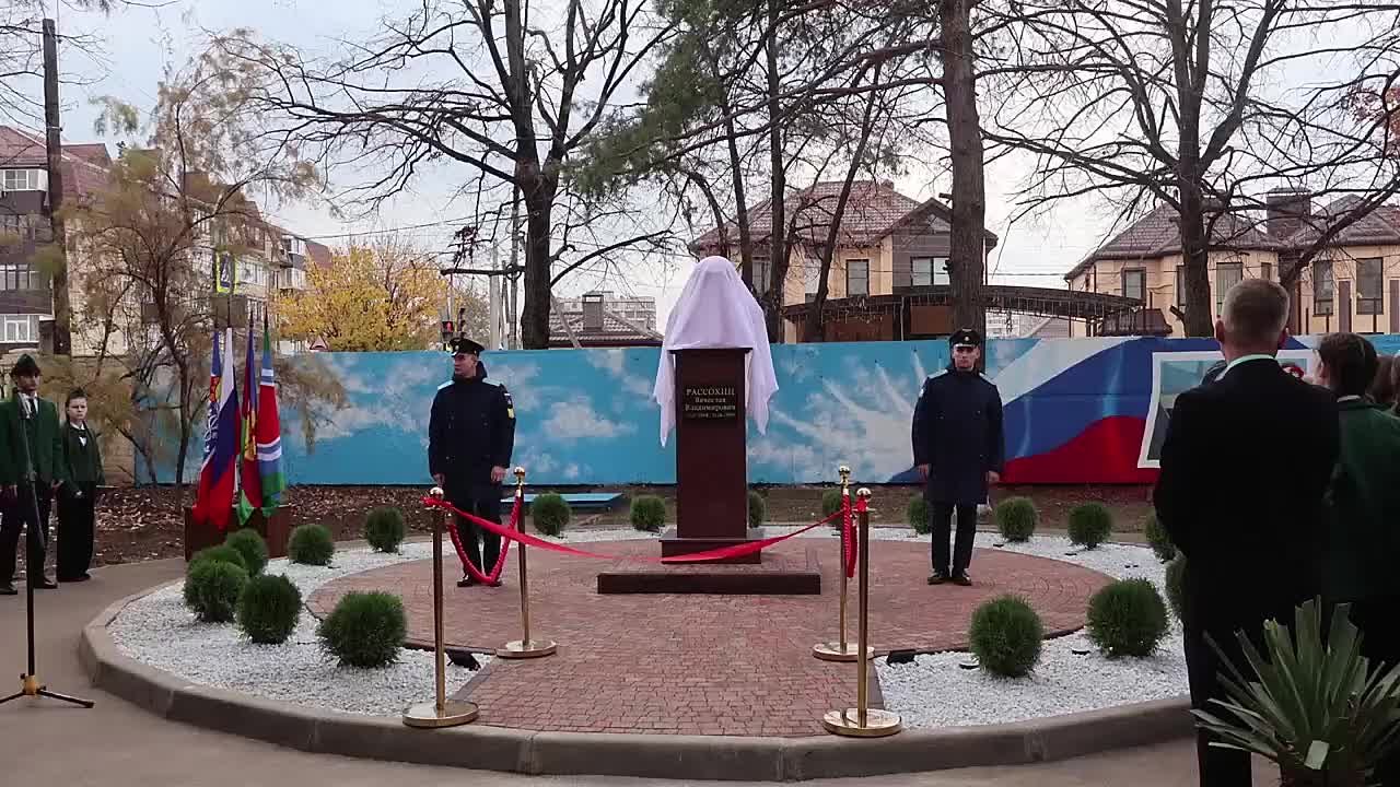 В ЛИЦЕЕ №11 ОТКРЫЛСЯ ПАМЯТНИК ВЯЧЕСЛАВУ РАССОХИНУ