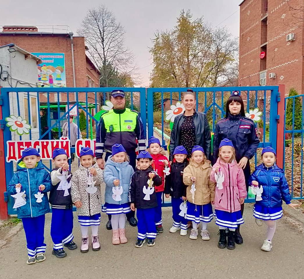 В преддверии Всемирного дня памяти жертв ДТП сотрудники Госавтоинспекции Лабинского района совместно с ЮПИДовцами напомнили участникам дорожного движения о важности соблюдения ПДД