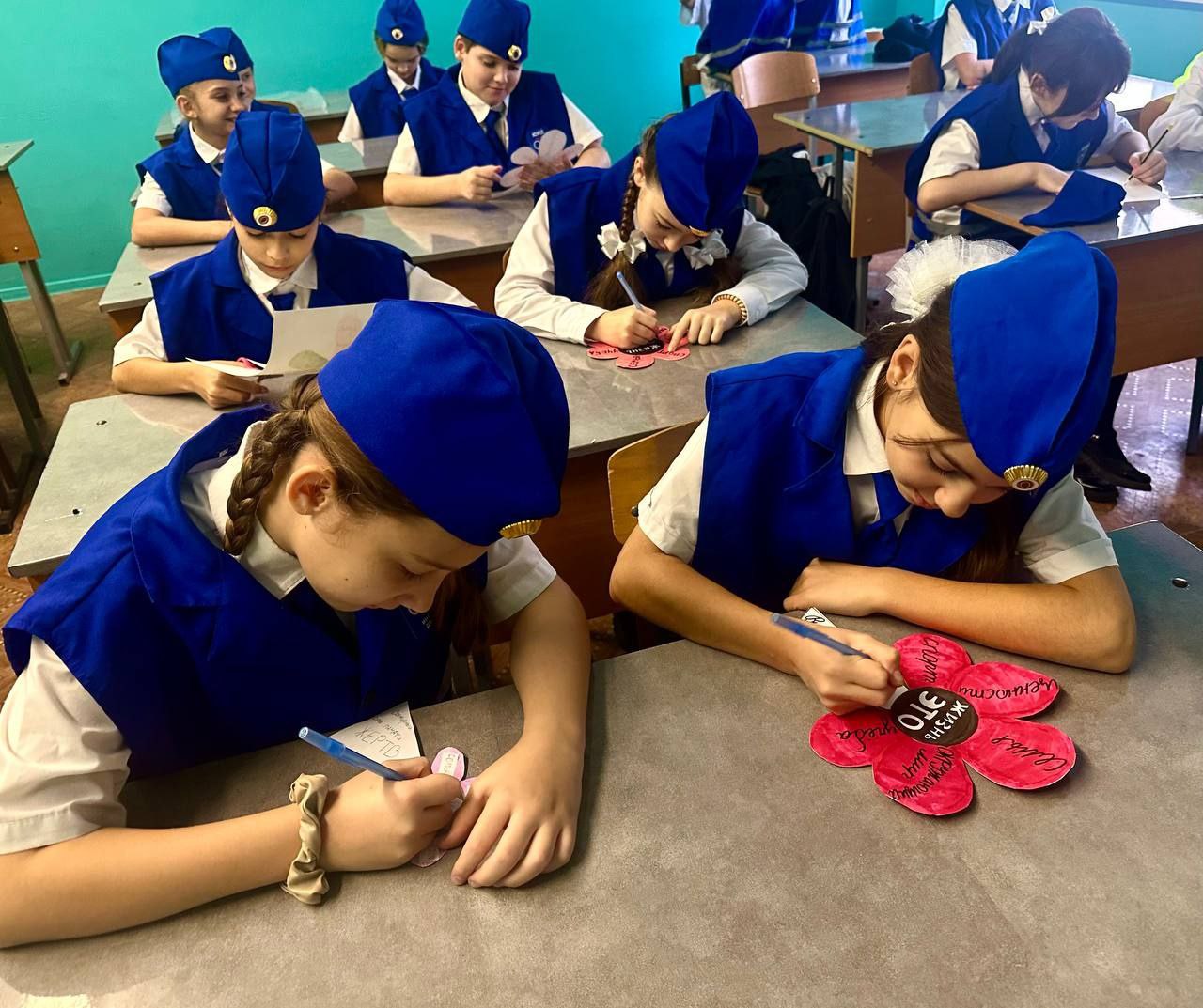 Внимательность на дороге и соблюдение правил дорожного движения сохраняют человеческие жизни Внимательность на дороге и соблюдение правил дорожного движения сохраняют человеческие жизни