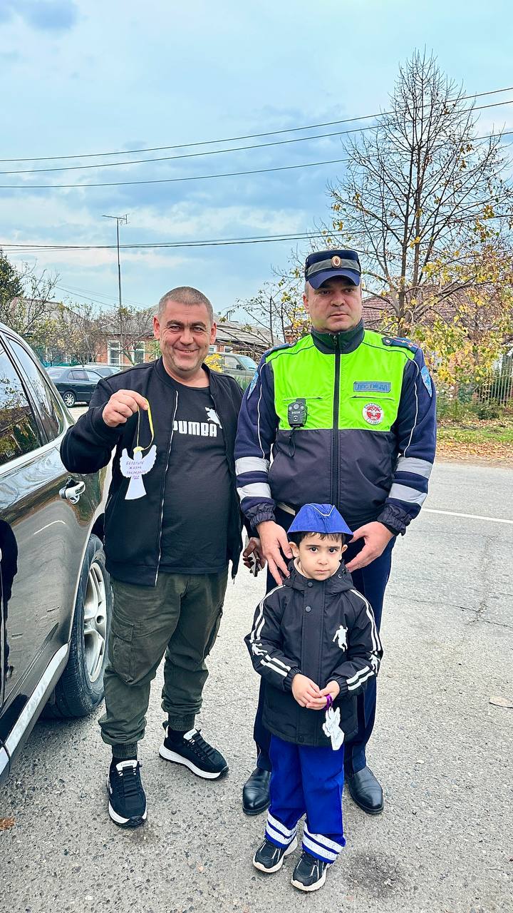 В преддверии Всемирного дня памяти жертв ДТП сотрудники Госавтоинспекции Лабинского района совместно с ЮПИДовцами напомнили участникам дорожного движения о важности соблюдения ПДД В преддверии Всемирного дня памяти жертв ДТП сотрудники Госавтоинспекции Лабинского района совместно с ЮПИДовцами напомнили участникам дорожного движения о важности соблюдения ПДД