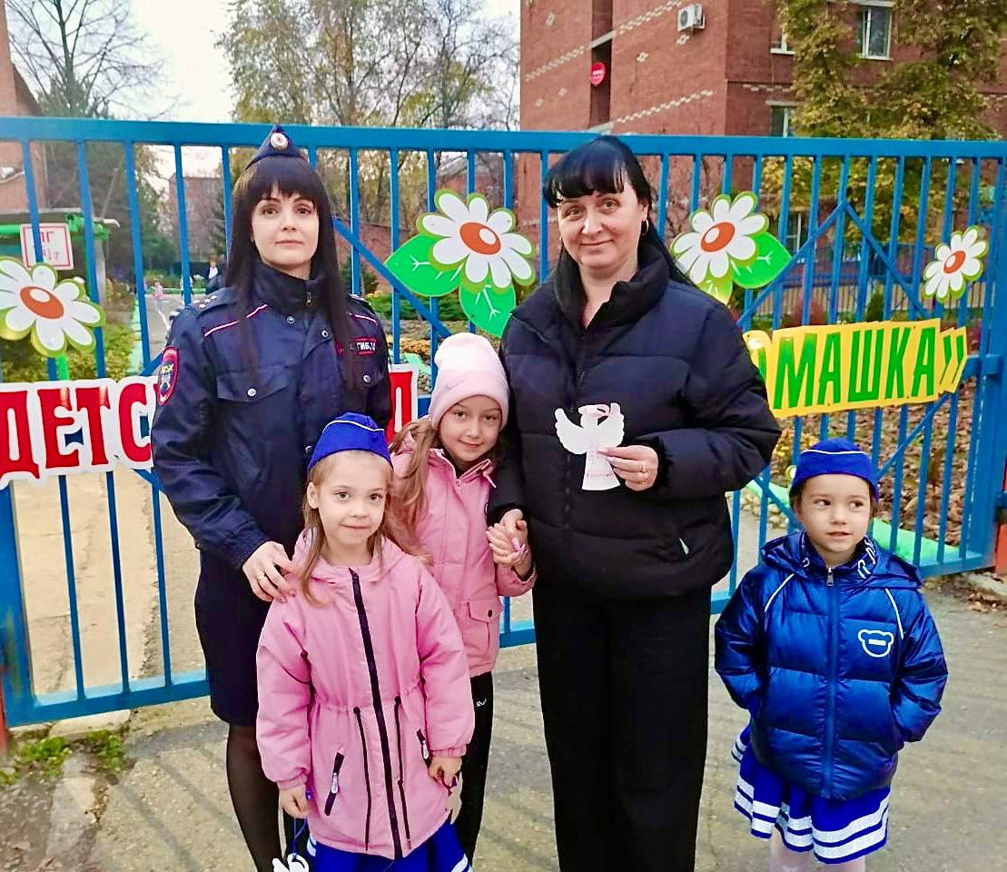 В преддверии Всемирного дня памяти жертв ДТП сотрудники Госавтоинспекции Лабинского района совместно с ЮПИДовцами напомнили участникам дорожного движения о важности соблюдения ПДД В преддверии Всемирного дня памяти жертв ДТП сотрудники Госавтоинспекции Лабинского района совместно с ЮПИДовцами напомнили участникам дорожного движения о важности соблюдения ПДД