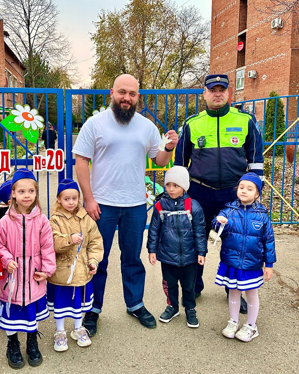 В преддверии Всемирного дня памяти жертв ДТП сотрудники Госавтоинспекции Лабинского района совместно с ЮПИДовцами напомнили участникам дорожного движения о важности соблюдения ПДД В преддверии Всемирного дня памяти жертв ДТП сотрудники Госавтоинспекции Лабинского района совместно с ЮПИДовцами напомнили участникам дорожного движения о важности соблюдения ПДД