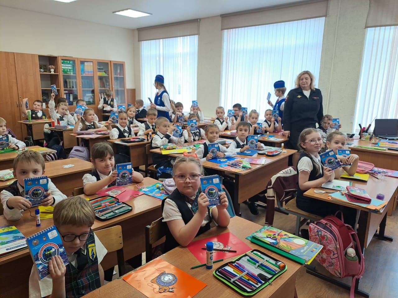 Сотрудники Госавтоинспекции г. Новороссийска совместно с юными инспекторами движения школы № 40 провели мастер-класс для первоклассников по изготовлению световозвращающих элементов Сотрудники Госавтоинспекции г. Новороссийска совместно с юными инспекторами движения школы № 40 провели мастер-класс для первоклассников по изготовлению световозвращающих элементов
