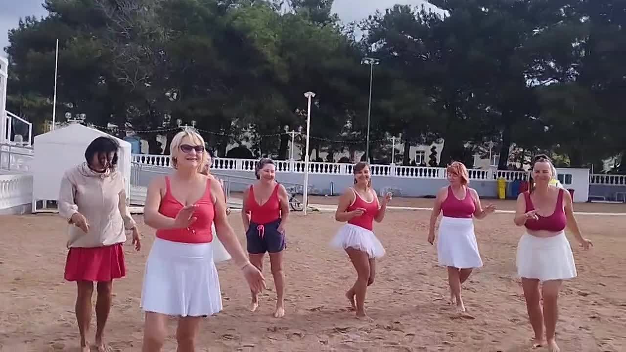 Ноябрь?. Задорно и весело, пусть не и на профессиональной сцене, но зато от души! Моржи в Геленджике исполнили зажигательный танец, собрав много сердечек