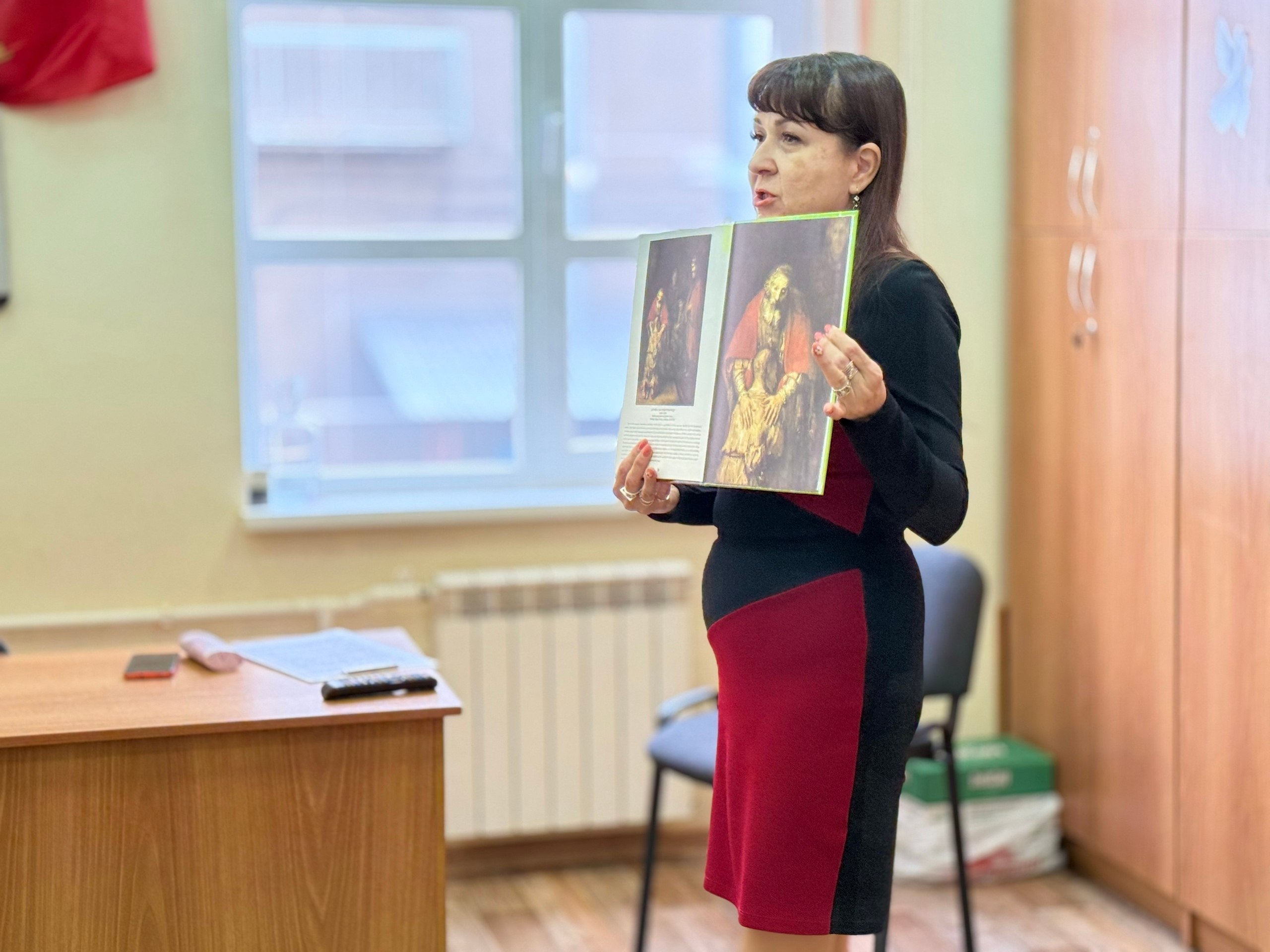 Начальник отдела культуры Ейского района Ирина Сидорец и преподаватель детской школы искусств Марина Гладнева провели беседу с учениками художественного отделения школы на тему «Сохранение произведений искусства в годы... Начальник отдела культуры Ейского района Ирина Сидорец и преподаватель детской школы искусств Марина Гладнева провели беседу с учениками художественного отделения школы на тему «Сохранение произведений искусства в годы...