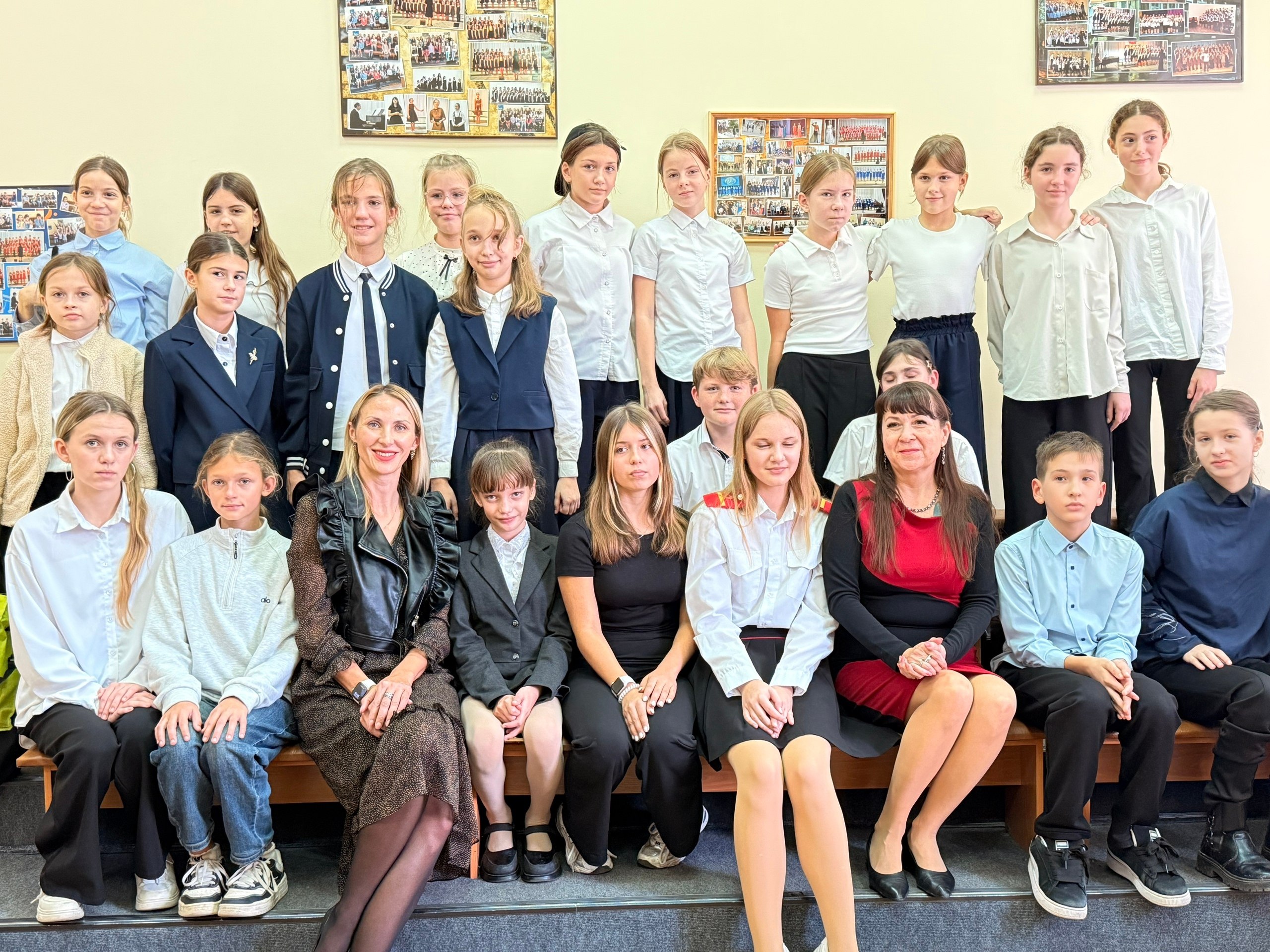 Начальник отдела культуры Ейского района Ирина Сидорец и преподаватель детской школы искусств Марина Гладнева провели беседу с учениками художественного отделения школы на тему «Сохранение произведений искусства в годы...