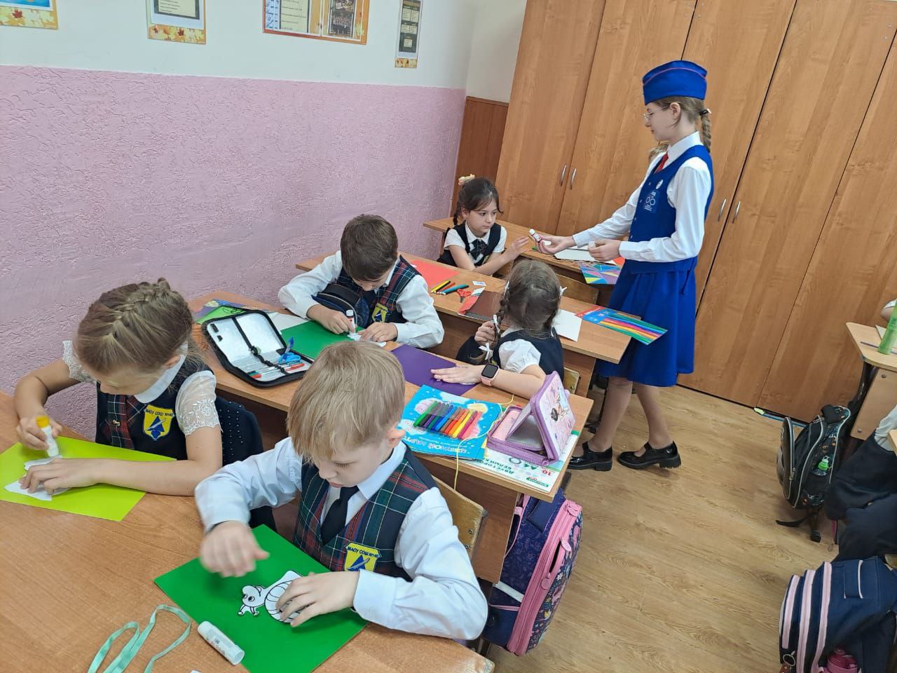 Сотрудники Госавтоинспекции г. Новороссийска совместно с юными инспекторами движения школы № 40 провели мастер-класс для первоклассников по изготовлению световозвращающих элементов Сотрудники Госавтоинспекции г. Новороссийска совместно с юными инспекторами движения школы № 40 провели мастер-класс для первоклассников по изготовлению световозвращающих элементов