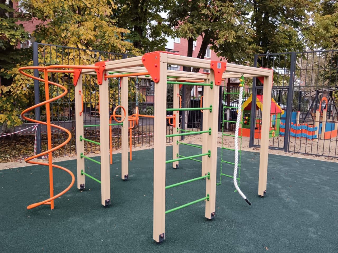 В 2025 году в Краснодаре отремонтировали 380 элементов оборудования на детских и спортивных площадках