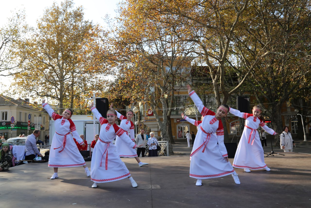 Сырная дегустация и свежие продукты на ярмарке