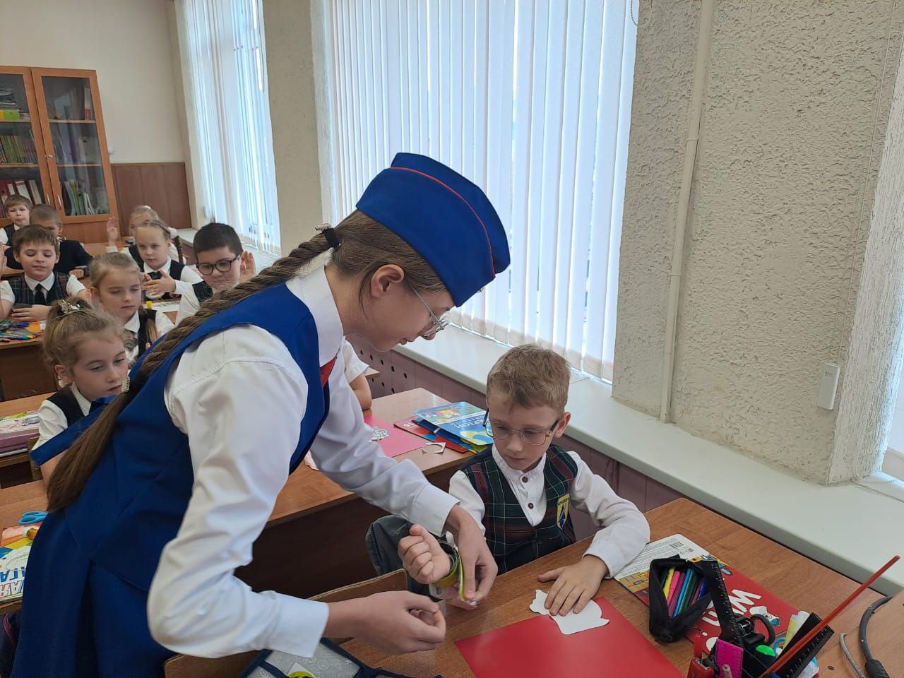 Сотрудники Госавтоинспекции г. Новороссийска совместно с юными инспекторами движения школы № 40 провели мастер-класс для первоклассников по изготовлению световозвращающих элементов Сотрудники Госавтоинспекции г. Новороссийска совместно с юными инспекторами движения школы № 40 провели мастер-класс для первоклассников по изготовлению световозвращающих элементов