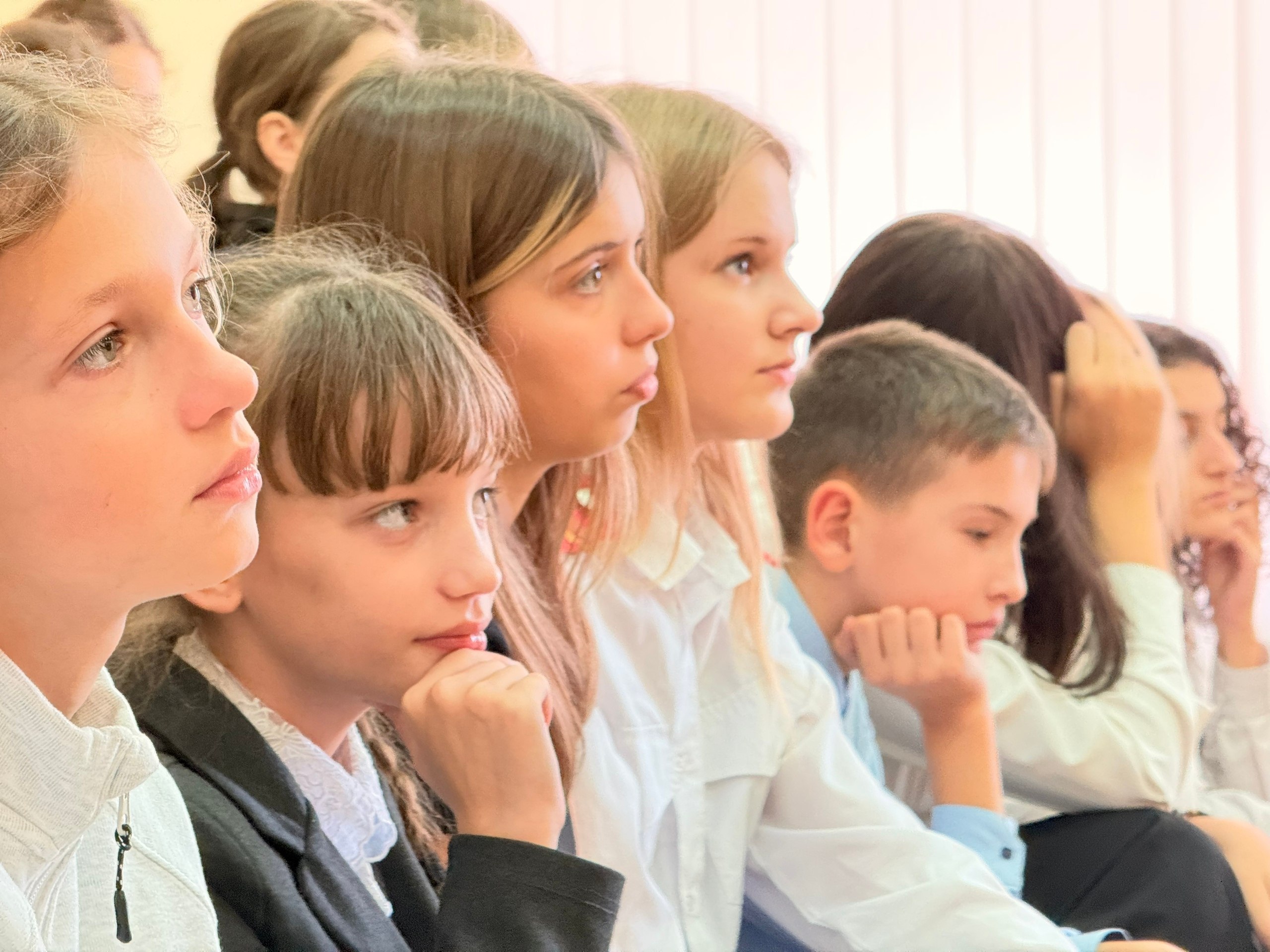 Начальник отдела культуры Ейского района Ирина Сидорец и преподаватель детской школы искусств Марина Гладнева провели беседу с учениками художественного отделения школы на тему «Сохранение произведений искусства в годы... Начальник отдела культуры Ейского района Ирина Сидорец и преподаватель детской школы искусств Марина Гладнева провели беседу с учениками художественного отделения школы на тему «Сохранение произведений искусства в годы...