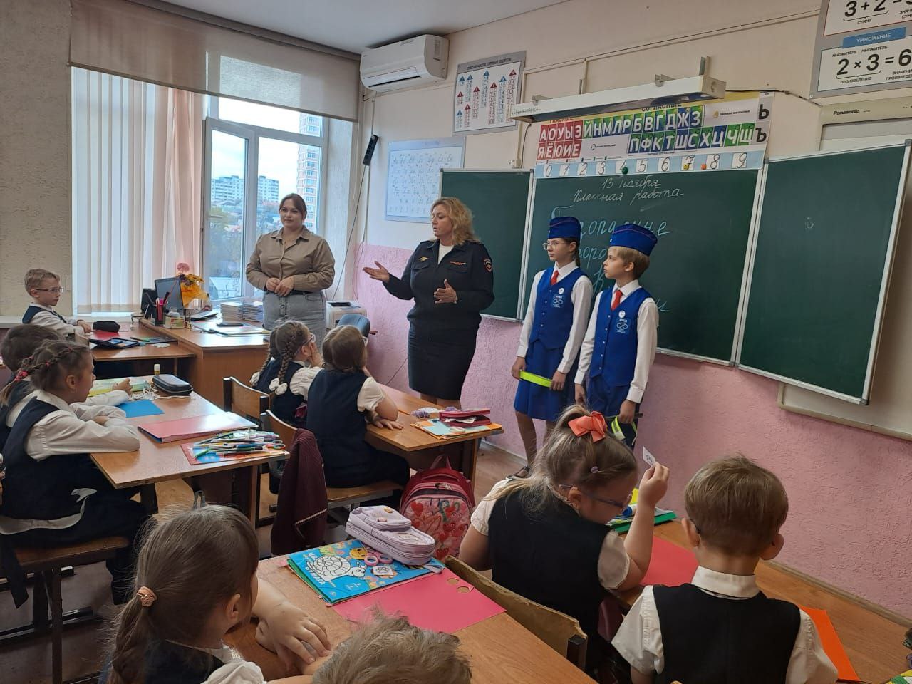 Сотрудники Госавтоинспекции г. Новороссийска совместно с юными инспекторами движения школы № 40 провели мастер-класс для первоклассников по изготовлению световозвращающих элементов Сотрудники Госавтоинспекции г. Новороссийска совместно с юными инспекторами движения школы № 40 провели мастер-класс для первоклассников по изготовлению световозвращающих элементов