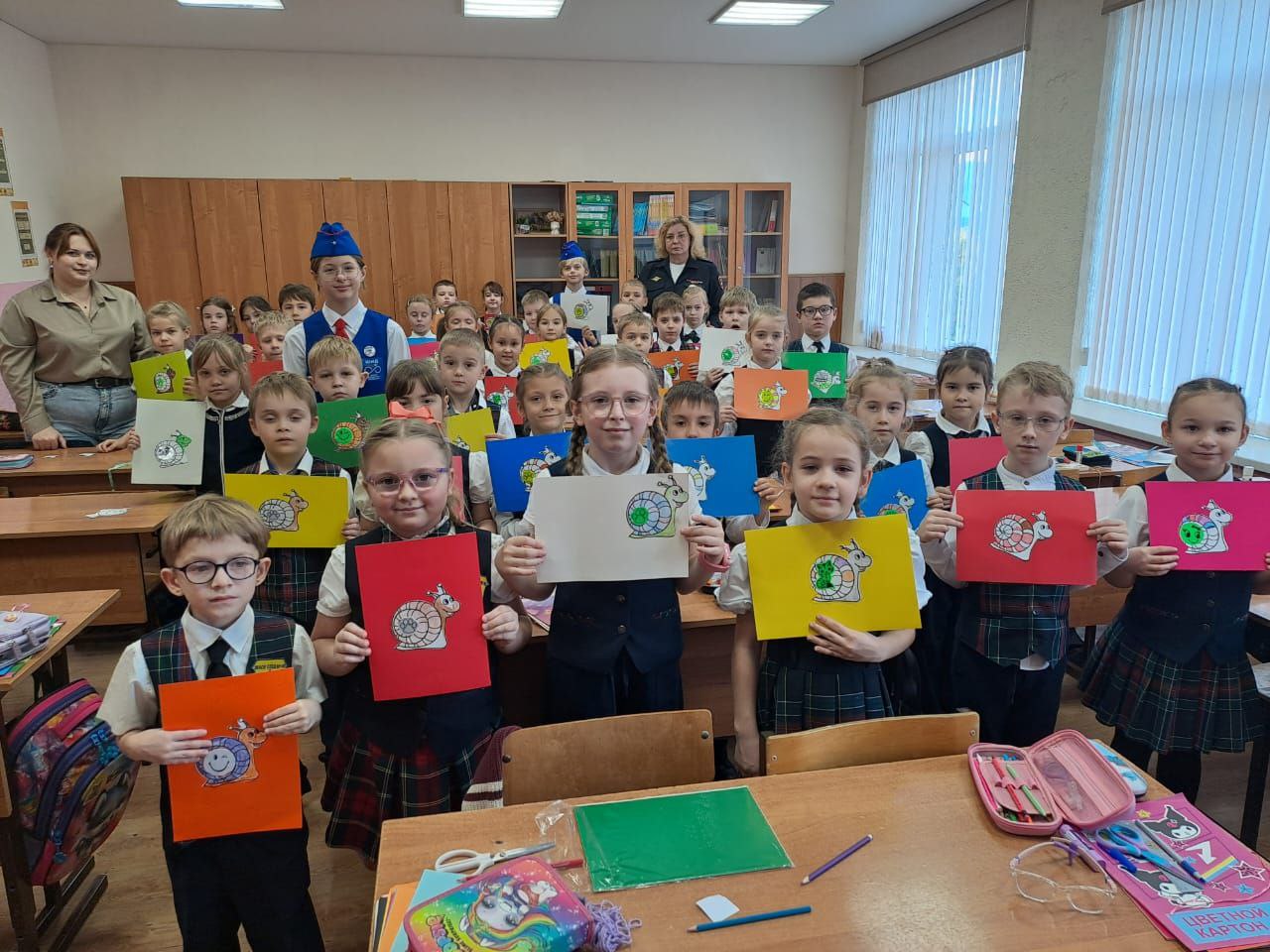 Сотрудники Госавтоинспекции г. Новороссийска совместно с юными инспекторами движения школы № 40 провели мастер-класс для первоклассников по изготовлению световозвращающих элементов Сотрудники Госавтоинспекции г. Новороссийска совместно с юными инспекторами движения школы № 40 провели мастер-класс для первоклассников по изготовлению световозвращающих элементов