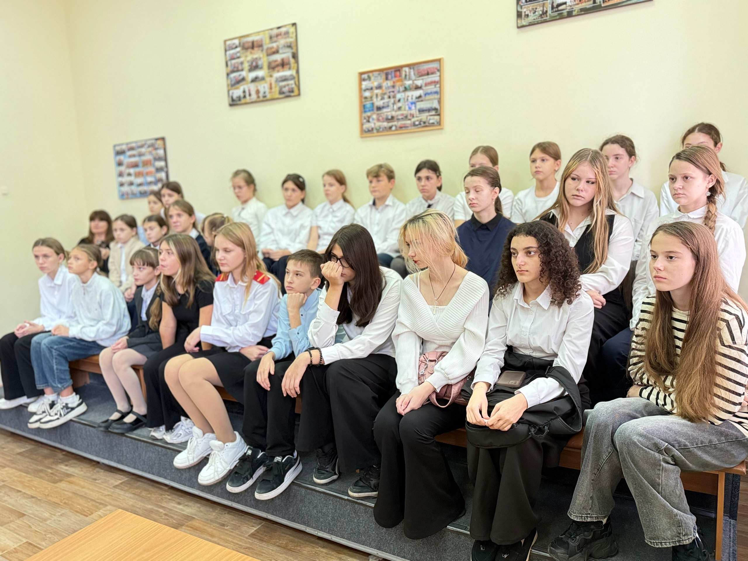 Начальник отдела культуры Ейского района Ирина Сидорец и преподаватель детской школы искусств Марина Гладнева провели беседу с учениками художественного отделения школы на тему «Сохранение произведений искусства в годы... Начальник отдела культуры Ейского района Ирина Сидорец и преподаватель детской школы искусств Марина Гладнева провели беседу с учениками художественного отделения школы на тему «Сохранение произведений искусства в годы...