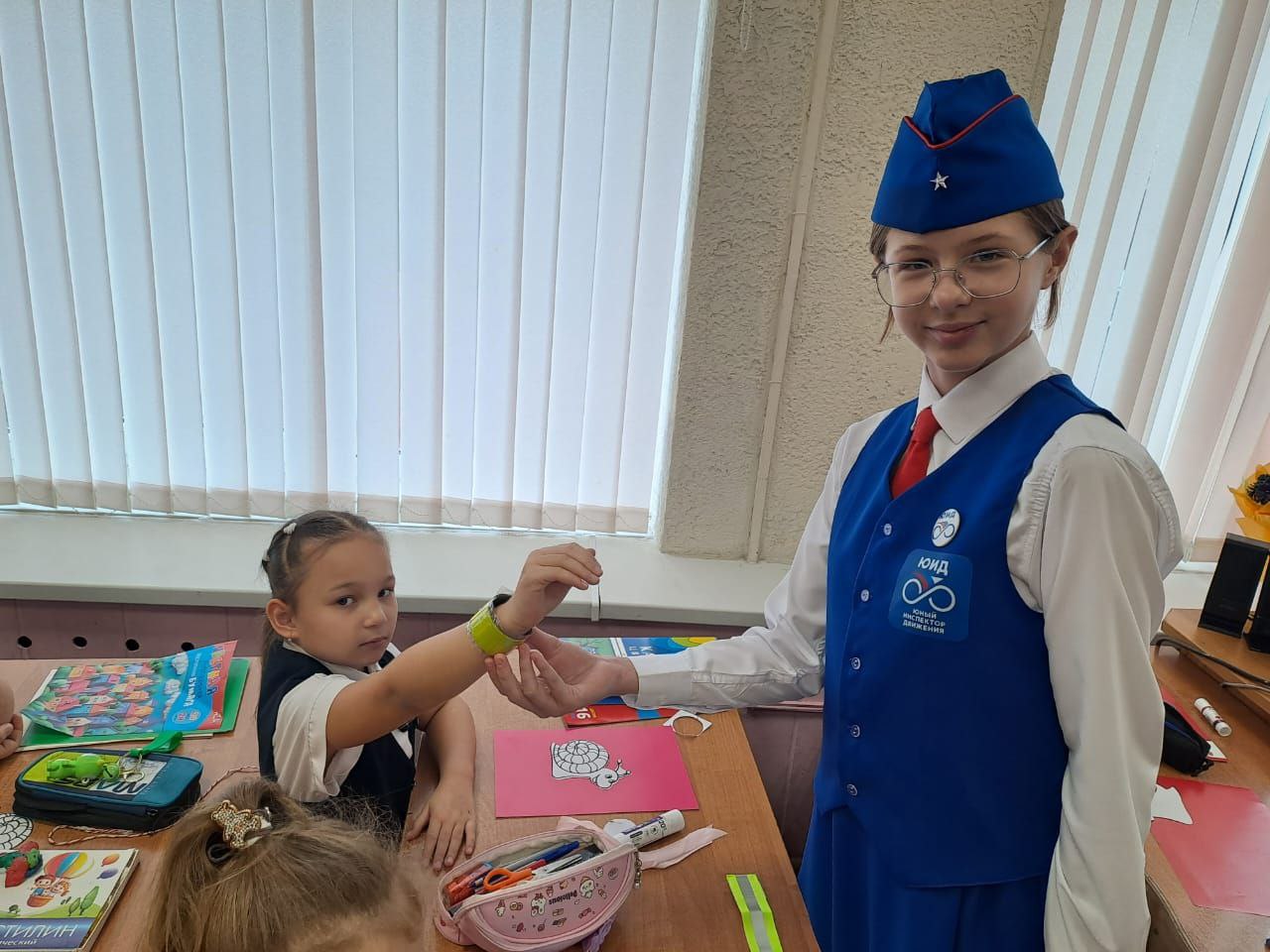 Сотрудники Госавтоинспекции г. Новороссийска совместно с юными инспекторами движения школы № 40 провели мастер-класс для первоклассников по изготовлению световозвращающих элементов Сотрудники Госавтоинспекции г. Новороссийска совместно с юными инспекторами движения школы № 40 провели мастер-класс для первоклассников по изготовлению световозвращающих элементов