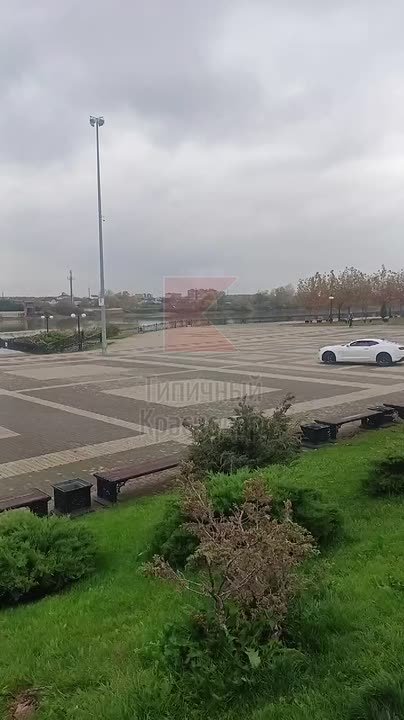 Платный дрифт. Водителю, который дрифтовал на пешеходной зоне по улице Рождественская набережная в Краснодаре, грозит штраф