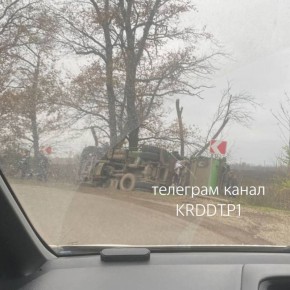 Грузовик перевернулся на трассе в Ейском районе