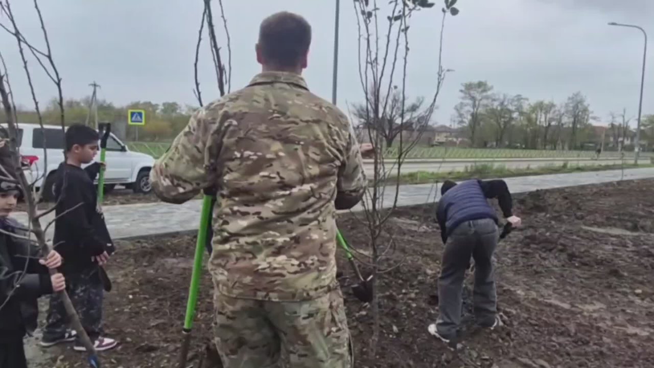 В микрорайоне Гидростроителей посадили Яблоневый сад