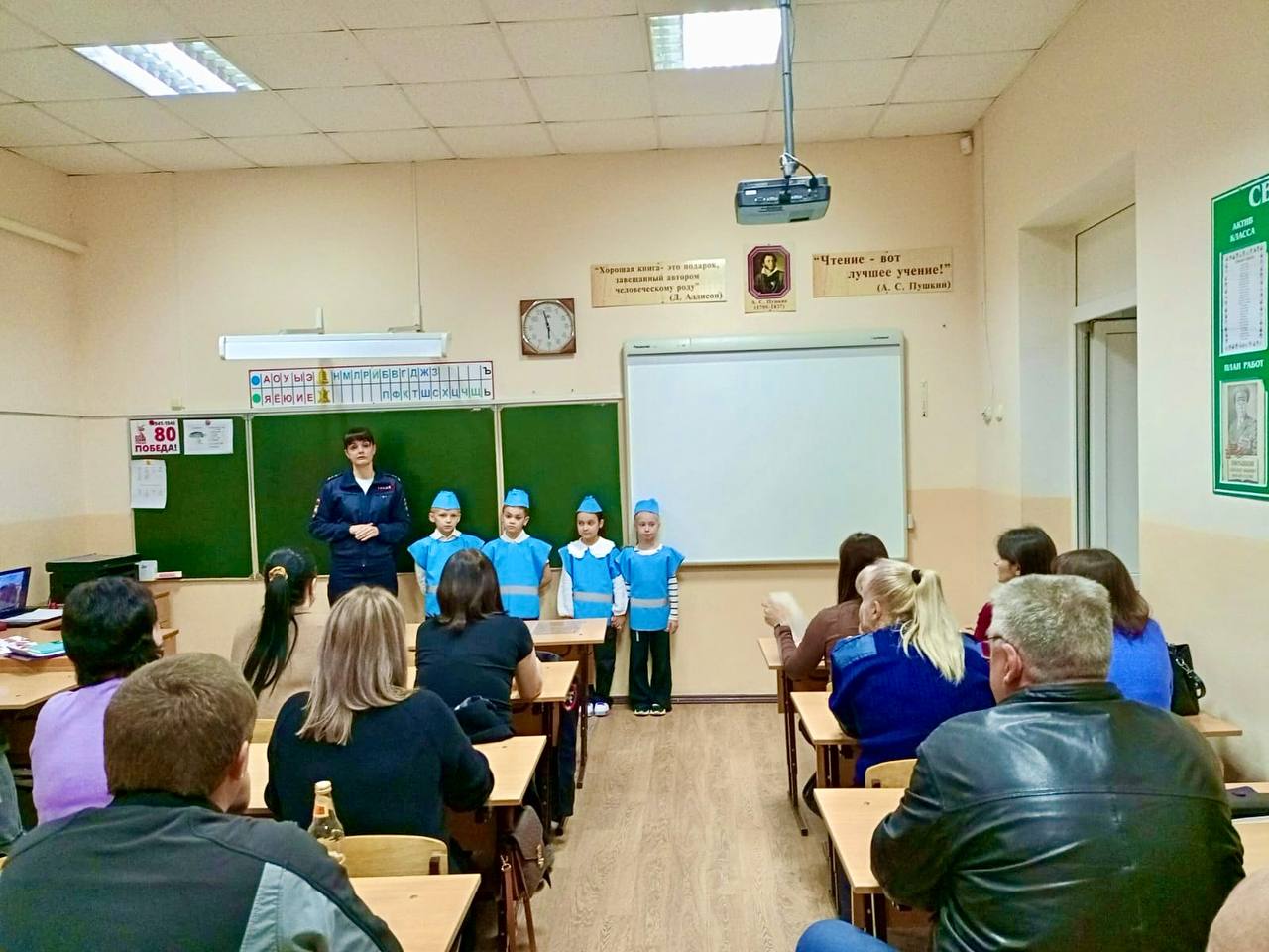 Сотрудники Госавтоинспекции Лабинского района приняли участие в родительском собрании, приуроченном ко Всемирному дню памяти жертв ДТП Сотрудники Госавтоинспекции Лабинского района приняли участие в родительском собрании, приуроченном ко Всемирному дню памяти жертв ДТП