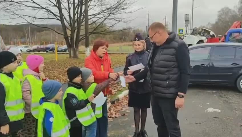 Сотрудники Госавтоинспекции Мостовского района совместно с детским садом №12 «Аленушка» посёлка Псебай провели акцию, посвящённую Дню памяти жертв ДТП