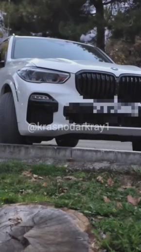 Как танк, но не совсем. Жительница Геленджика решила занять свободное место для автомобиля своего мужа