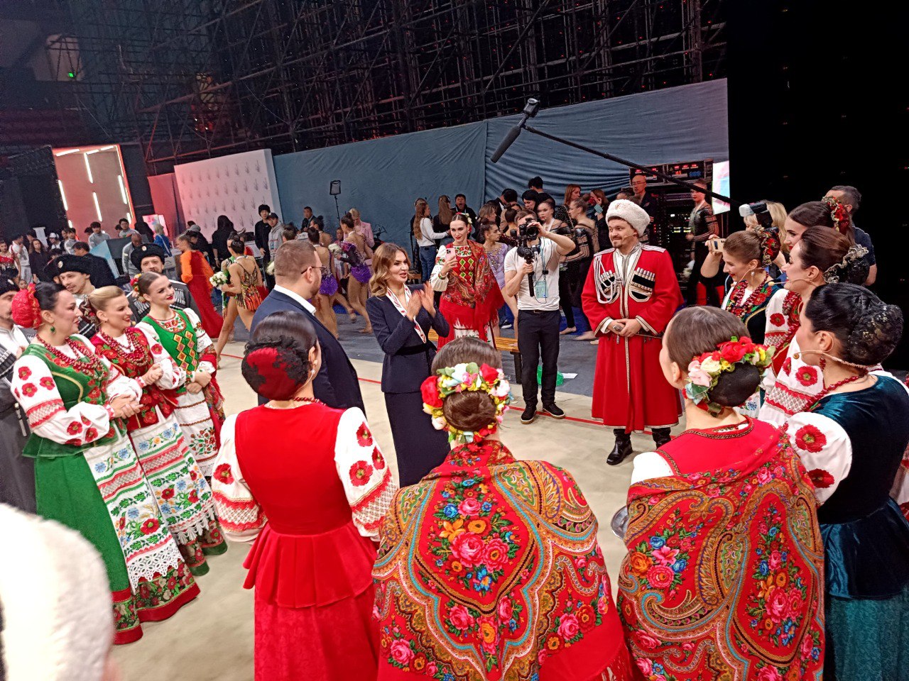 Кубанский казачий хор выступил в Китае на закрытии международного турнира по художественной гимнастике Кубанский казачий хор выступил в Китае на закрытии международного турнира по художественной гимнастике