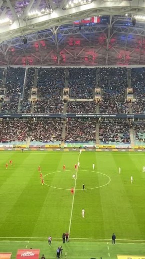 На стадионе звучит «Вперед, Россия», а судья дал стартовый свисток