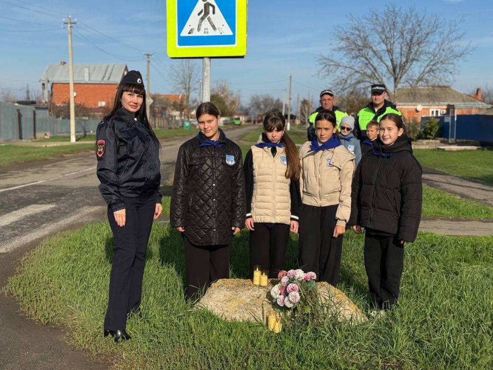 Сотрудники Госавтоинспекции Староминского района совместно с ЮИДовцами провели акцию «Без ДТП»