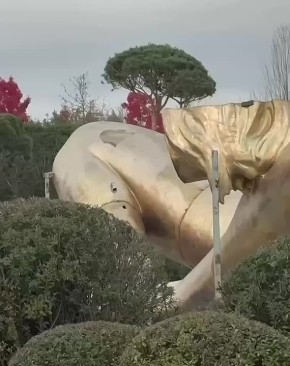 В «Парке Облаков» идет активная работа по созданию новой инсталляции – скульптуры, которая изобразит девушку в объятиях планеты